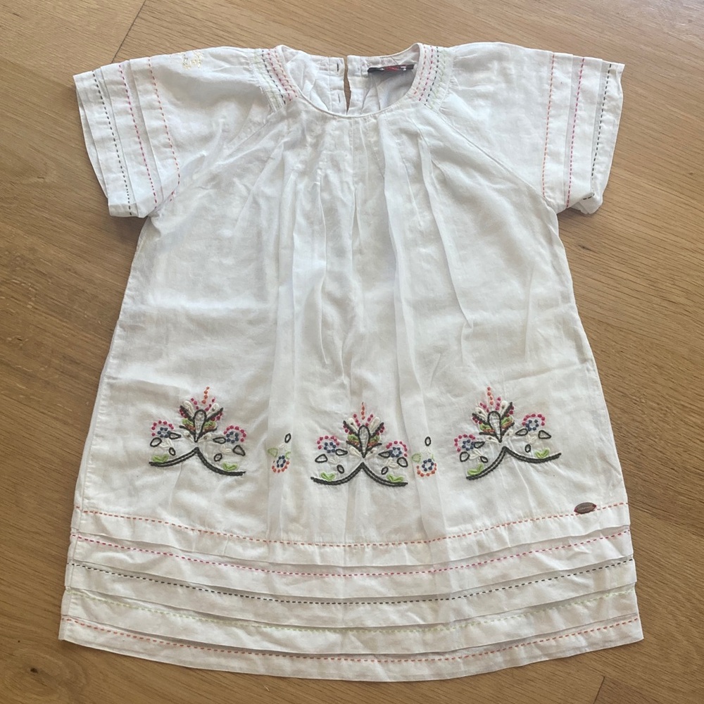 Catimini White Dress with colorful embroidered stitching Size 6 (114 cm).